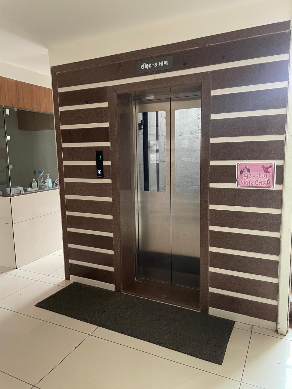 Hospital lift